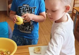 Bērni cep vecākiem ābolmaizes.